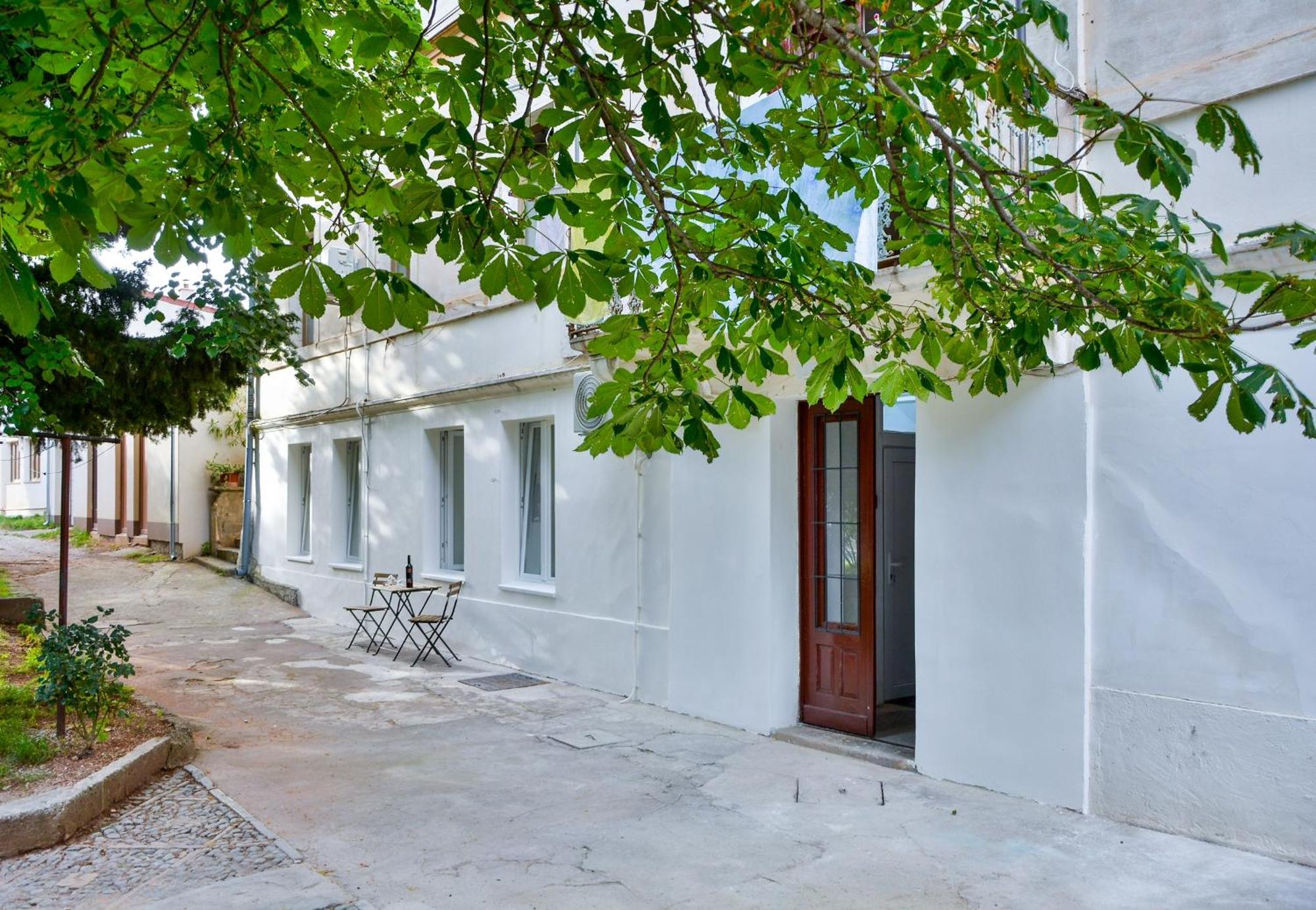 Apartment Bela *